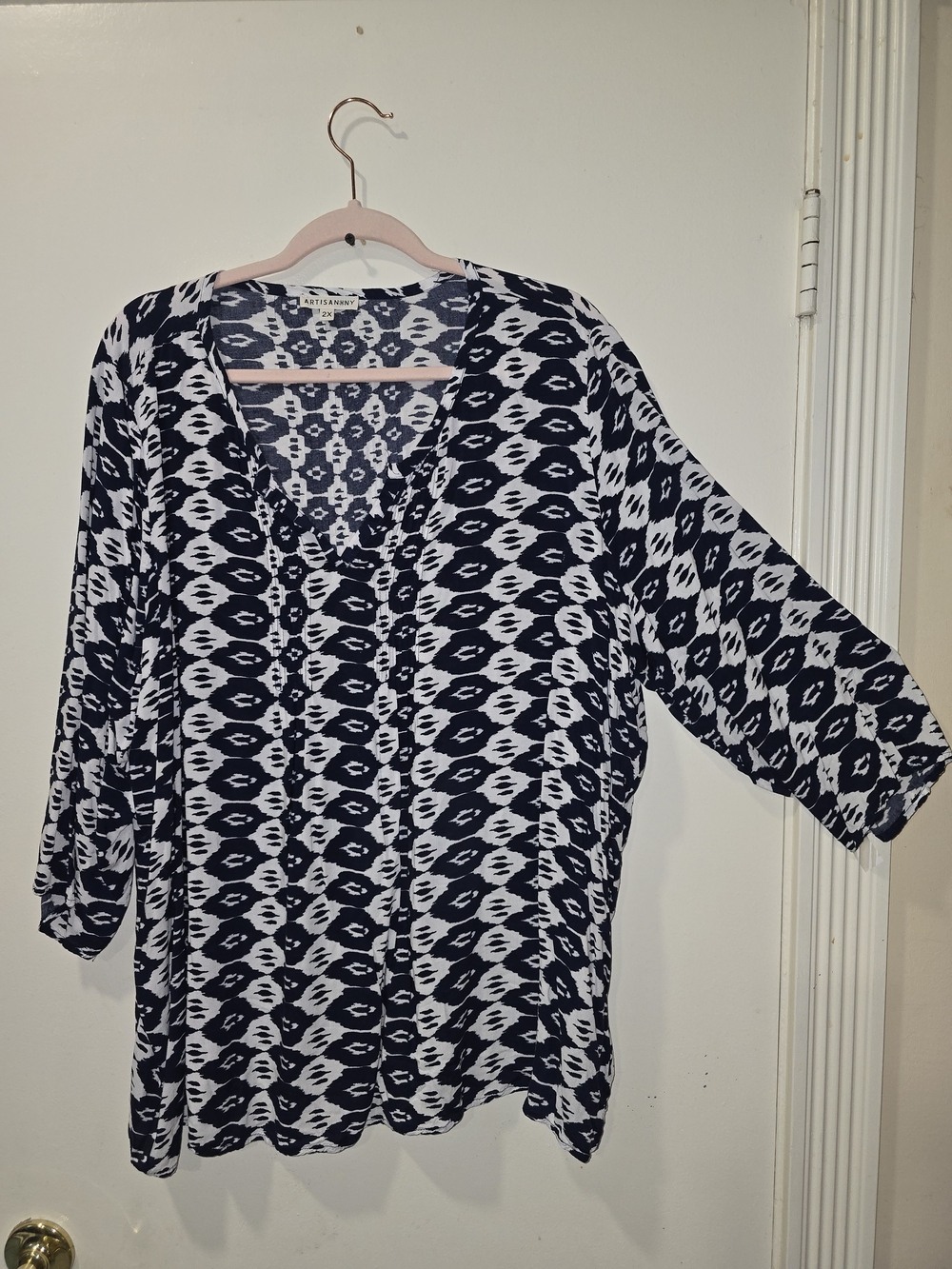 Artisan Ny Black andWhite Ikat Print V-Neck Blouse